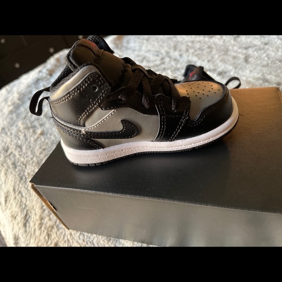 Jordan 1 Mid (TD) Black/Gym Red-Particle Gray - Picture 4 of 6